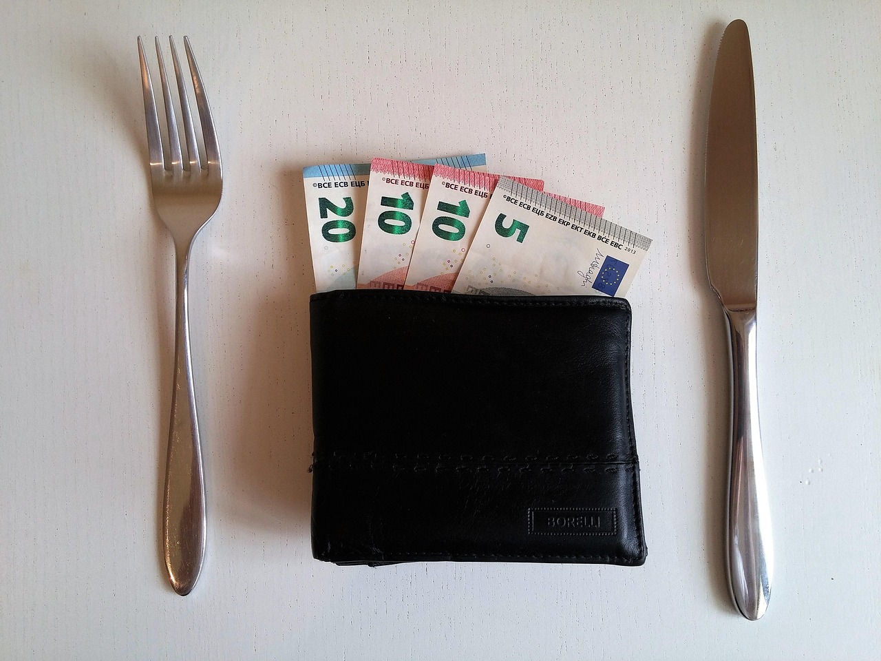 découvrez tout ce qu'il faut savoir sur le chèque bancaire : définition, fonctionnement, avantages, précautions d'utilisation et conseils pour sécuriser vos paiements.