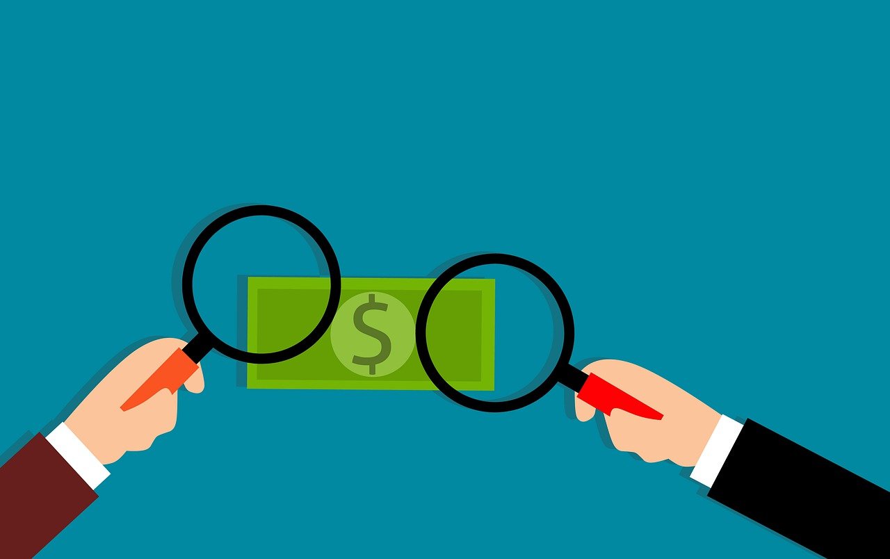 découvrez tout ce qu'il faut savoir sur les frais de chèques bancaires : explications, types de frais, conseils pour les éviter et comparer les tarifs des banques en 2024.